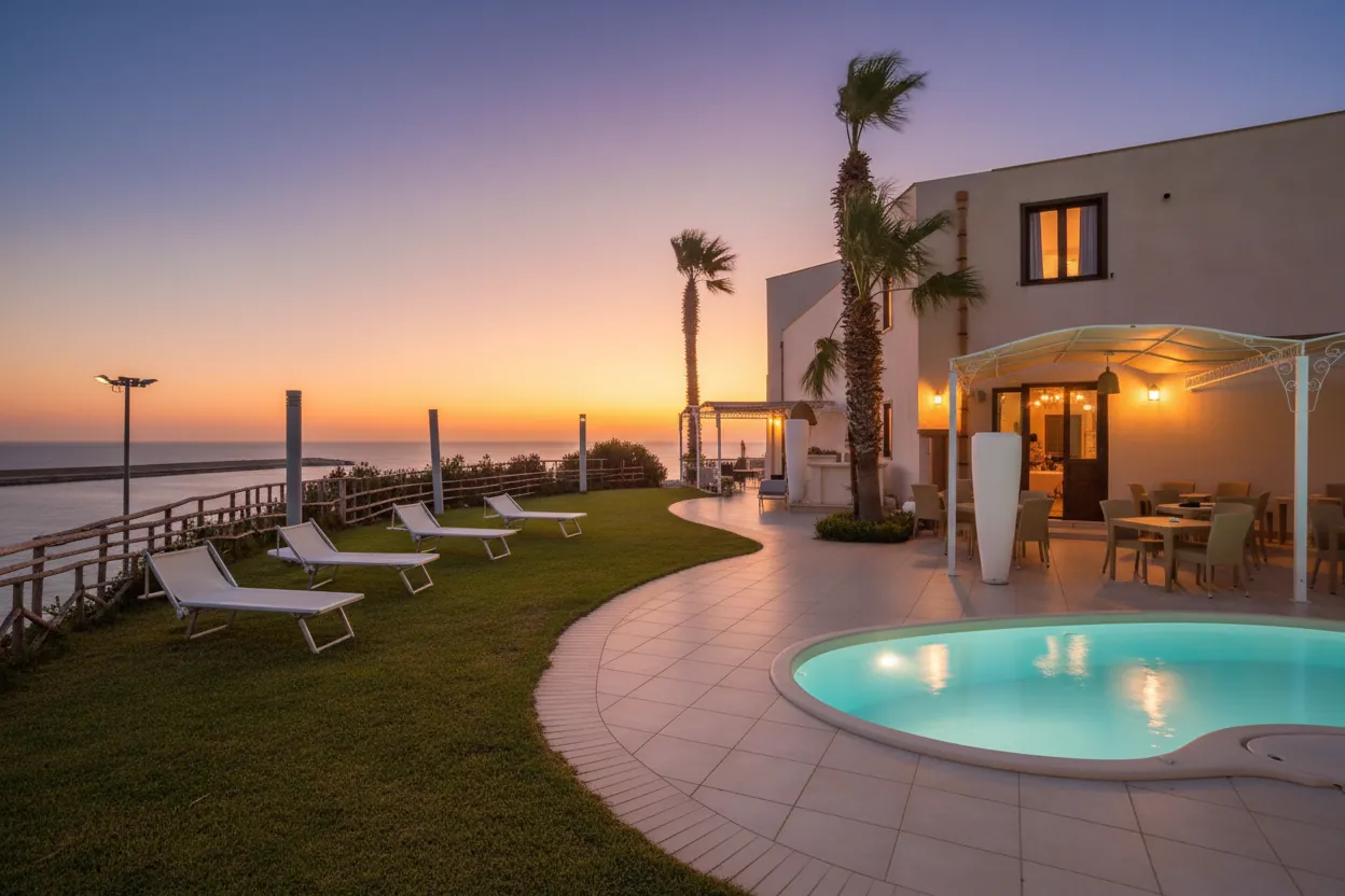 Marina Holiday Hotel & Spa e piscina al crepuscolo
