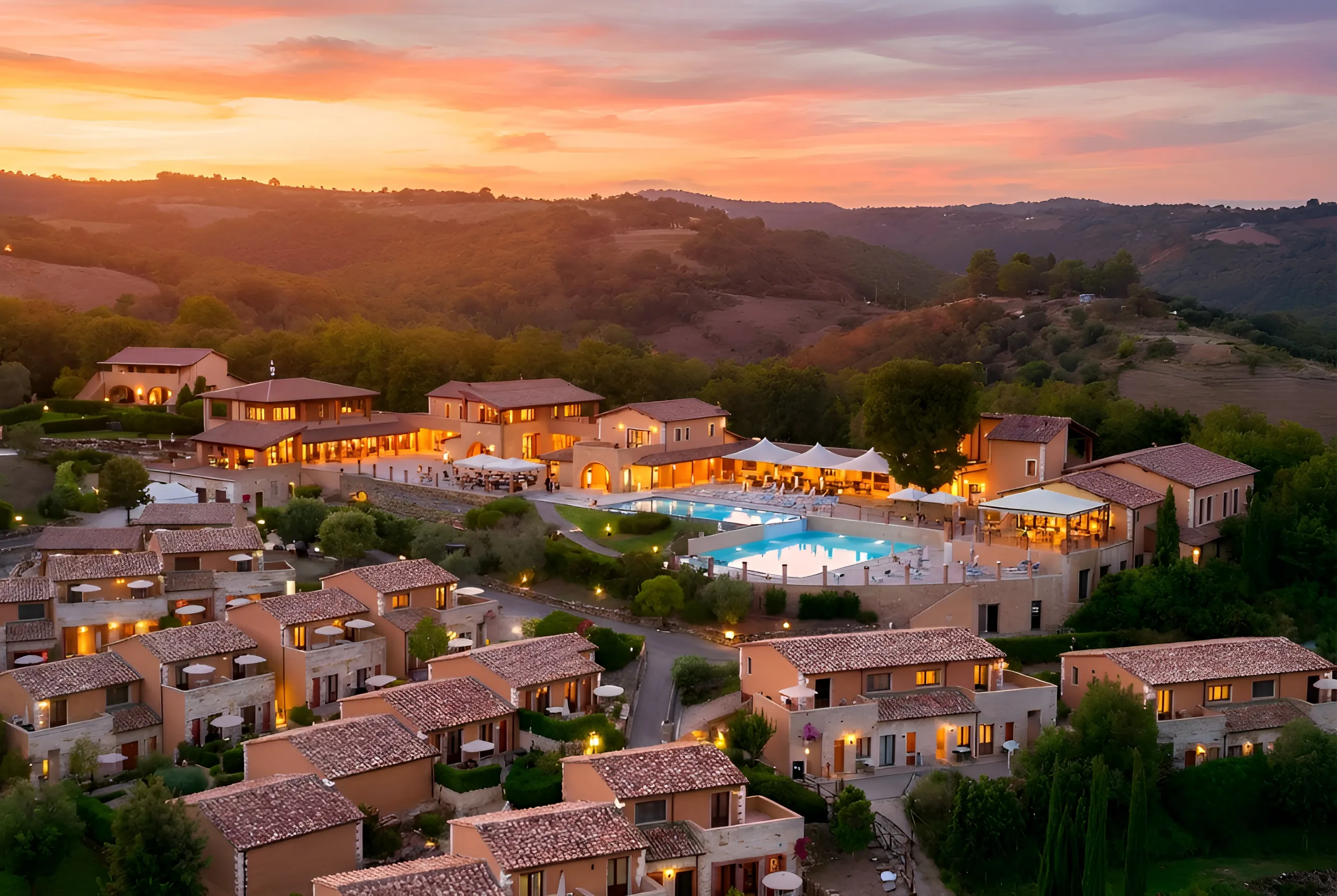 Borgo Magliano Resort illuminato al tramonto